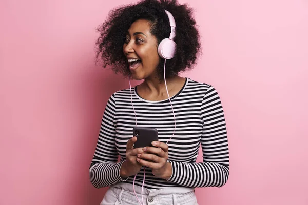 Alegre Joven Atractiva Mujer Africana Escuchando Música Con Auriculares Pie —  Fotos de Stock