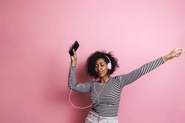 Glada Unga Attraktiva Afrikanska Kvinna Lyssnar Musik Med Hörlurar Isolerade — Stockfoto