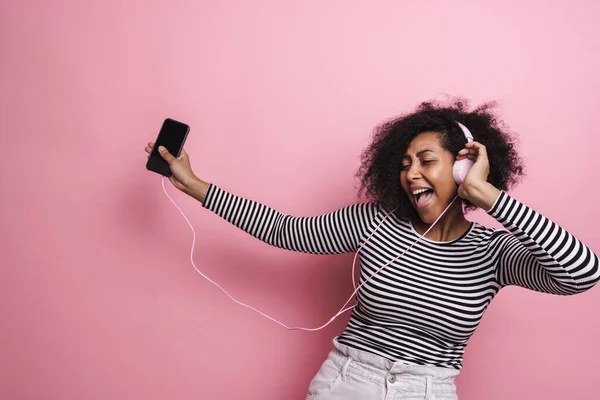 Chica Afroamericana Divertida Escuchando Música Con Teléfono Celular Auriculares Aislados —  Fotos de Stock