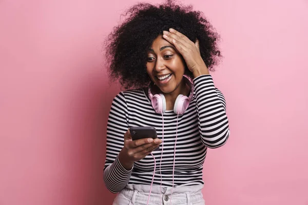 Garota Americana Africana Excitada Com Fones Ouvido Usando Celular Isolado — Fotografia de Stock