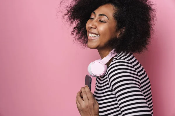 Skrattar Afrikansk Amerikansk Flicka Med Hörlurar Med Mobiltelefon Isolerad Över — Stockfoto