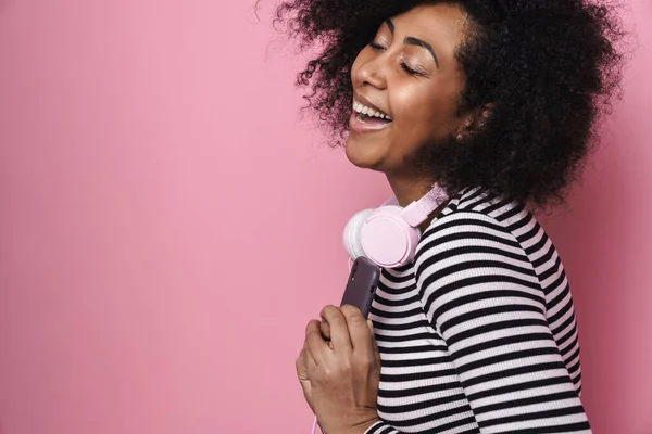 Skrattar Afrikansk Amerikansk Flicka Med Hörlurar Med Mobiltelefon Isolerad Över — Stockfoto