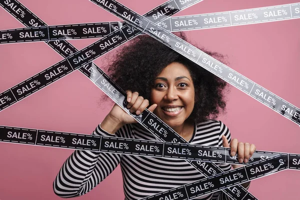 Glada Afrikanska Amerikanska Flicka Poserar Med Försäljning Silvertejp Isolerad Över — Stockfoto