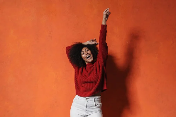 Glada Unga Afrikanska Kvinna Bär Tröja Poserar Stående Isolerad Över — Stockfoto