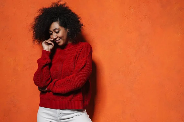 Felice Ragazza Afro Americana Sorridente Guardando Verso Basso Isolato Sopra — Foto Stock