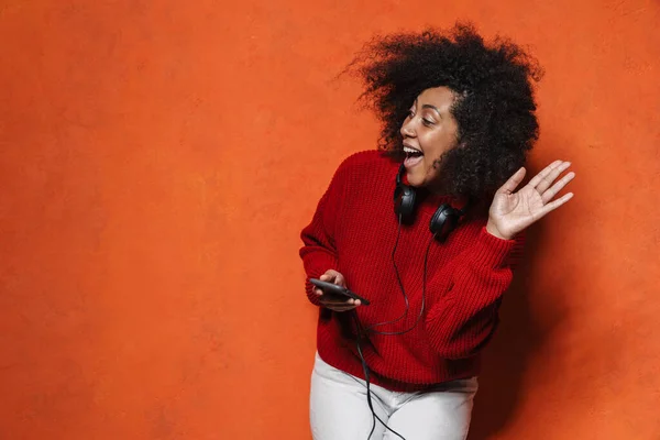 Garota Afro Americana Excitada Usando Celular Acenando Mão Isolada Sobre — Fotografia de Stock