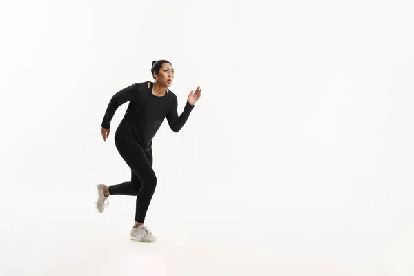 Εστιασμένη Αφροαμερικανή Τρέχει Ενώ Γυμνάζεται Απομονωμένη Λευκό Φόντο — Φωτογραφία Αρχείου