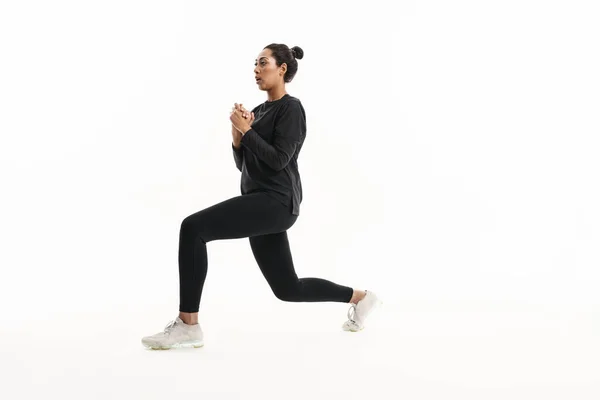 Сосредоточенные Африканская Американская Женщина Делает Упражнения Время Работы Изолированы Белом — стоковое фото