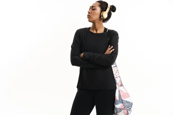Mujer Afroamericana Confiada Auriculares Posando Con Bolsa Fitness Aislada Sobre — Foto de Stock