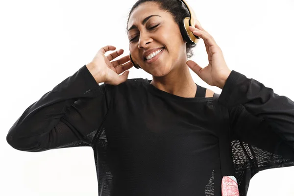 Boldog Afro Amerikai Mosolyog Miközben Zenét Hallgat Fülhallgató Elszigetelt Fehér — Stock Fotó