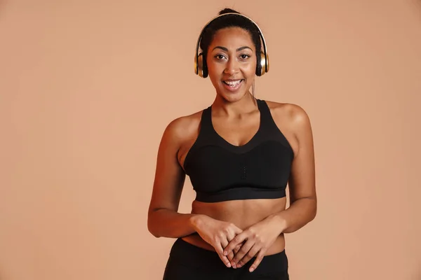 Mujer Deportiva Afroamericana Feliz Posando Auriculares Inalámbricos Aislados Sobre Fondo — Foto de Stock