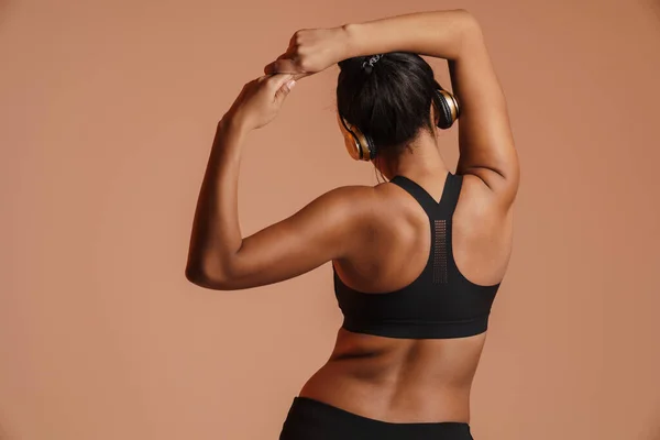 Mujer Afroamericana Auriculares Haciendo Ejercicio Mientras Hace Ejercicio Aislado Sobre —  Fotos de Stock