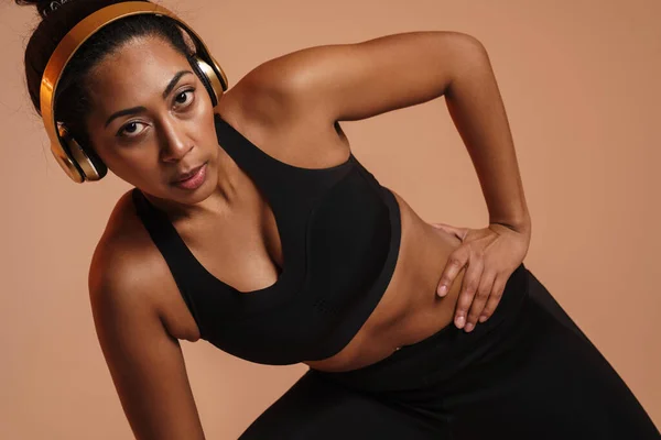 Focado Afro Americano Mulher Fones Ouvido Fazendo Exercício Enquanto Exercitando — Fotografia de Stock