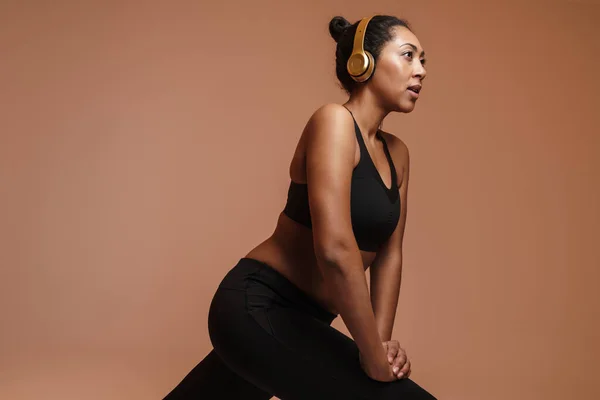 Magabiztos Fókuszált Afro Amerikai Izgatott Sportnő Elszigetelt Rózsaszín Háttér Zenét — Stock Fotó