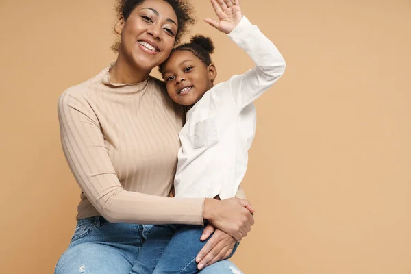 Ευτυχισμένο Μαύρο Μητέρα Και Κόρη Αγκαλιάζει Και Κυματίζει Χέρι Απομονώνονται — Φωτογραφία Αρχείου