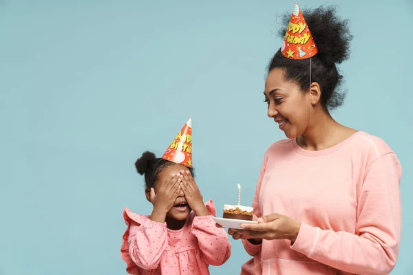 Feliz Madre Negra Hija Celebrando Cumpleaños Con Pastel Aislado Sobre —  Fotos de Stock