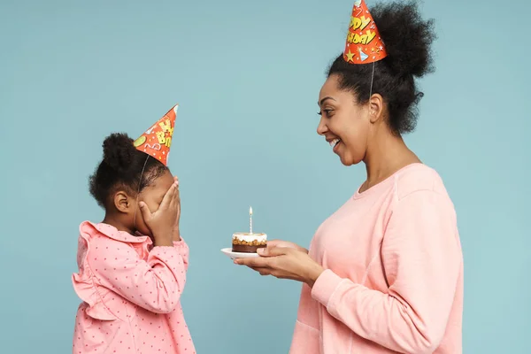 Feliz Madre Negra Hija Celebrando Cumpleaños Con Pastel Aislado Sobre —  Fotos de Stock