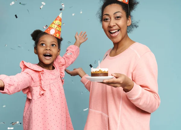 Mère Fille Africaines Riant Tout Célébrant Anniversaire Ensemble Isolé Sur — Photo