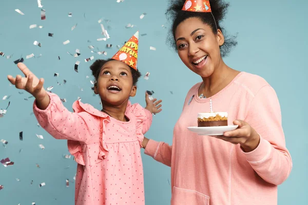 Madre Africana Hija Riendo Mientras Celebran Cumpleaños Juntos Aislados Sobre —  Fotos de Stock