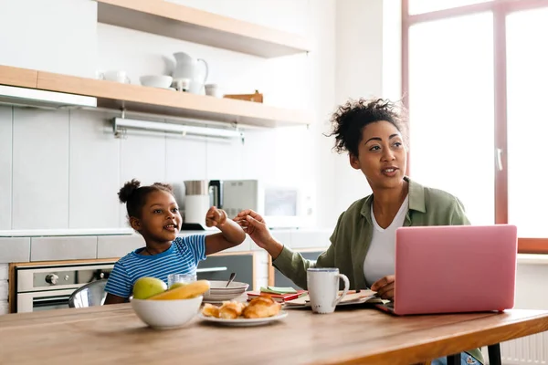 Feliz Madre Hija Desayunando Mesa Cocina Casera —  Fotos de Stock