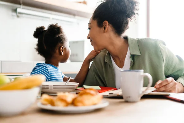 Ευτυχισμένη Μητέρα Και Κόρη Τρώνε Πρωινό Στο Τραπέζι Στην Κουζίνα — Φωτογραφία Αρχείου