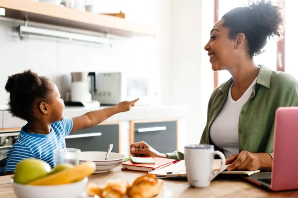 Felice Madre Figlia Che Fanno Colazione Tavola Cucina — Foto Stock