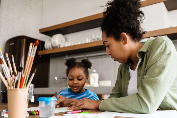 Nero Madre Disegno Con Figlia Tavolo Casa Cucina — Foto Stock