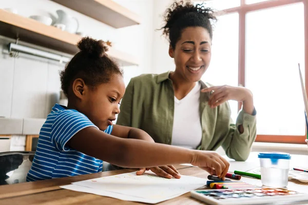 Felice Madre Disegno Con Figlia Tavola Cucina Casa — Foto Stock