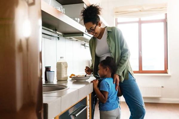 Gelukkig Moeder Voorbereiding Ontbijt Met Haar Dochter Huis Keuken — Stockfoto