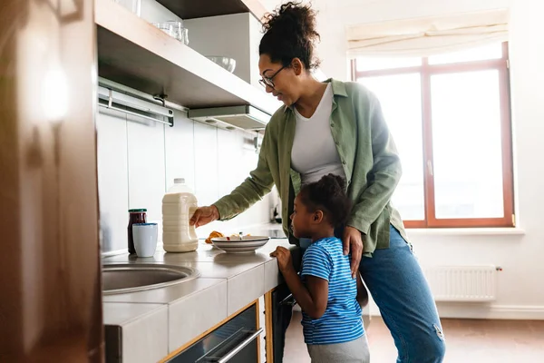Ευτυχισμένη Μητέρα Ετοιμάζει Πρωινό Την Κόρη Της Στην Κουζίνα Του — Φωτογραφία Αρχείου