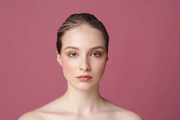 Portré Gyönyörű Fiatal Elszigetelt Rózsaszín Háttér Közelről — Stock Fotó