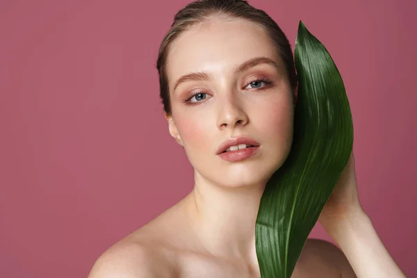 Retrato Belleza Una Atractiva Joven Posando Con Hoja Verde Aislada —  Fotos de Stock