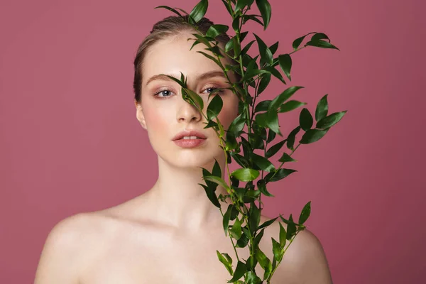 Skönhet Porträtt Attraktiv Ung Kvinna Poserar Med Grönt Blad Isolerad — Stockfoto
