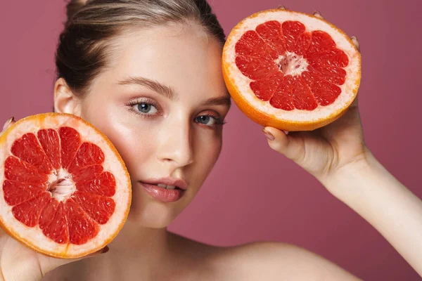 Retrato Belleza Una Atractiva Joven Sensual Posando Con Pomelo Aislado —  Fotos de Stock