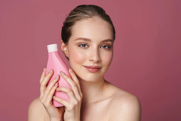 Retrato Belleza Una Atractiva Joven Saludable Mostrando Botella Crema Hidratante — Foto de Stock