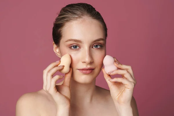 Hermosa Mujer Joven Aplicando Maquillaje Usando Esponja Licuadora Belleza Aislada —  Fotos de Stock