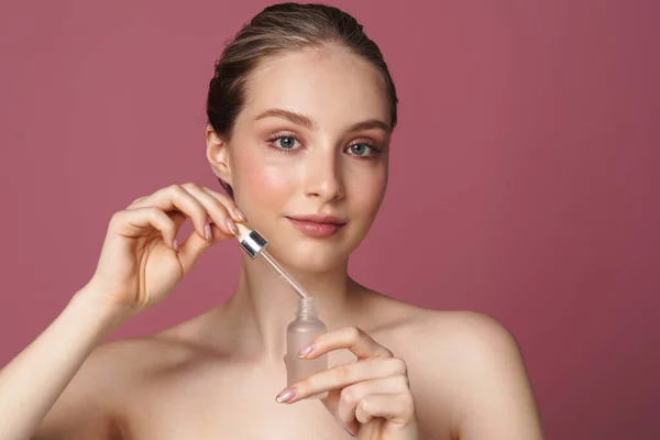 Primer Plano Retrato Belleza Una Atractiva Joven Posando Con Suero —  Fotos de Stock