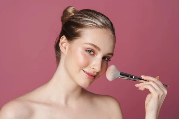 Retrato Belleza Una Atractiva Joven Saludable Sonriente Que Aplica Maquillaje —  Fotos de Stock