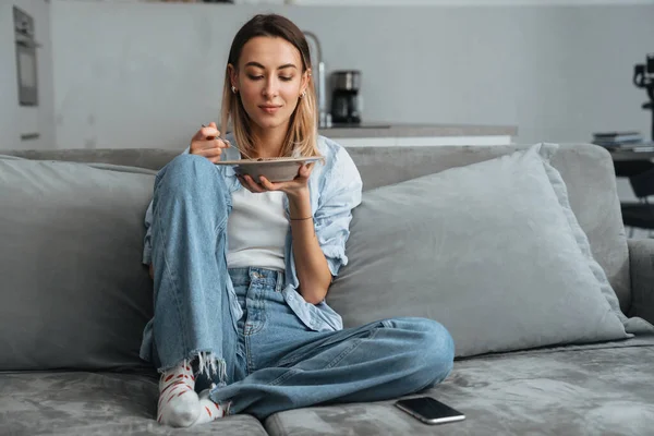 Young Smiling Woman Eating Healthy Cereal Couch — Stock Photo, Image