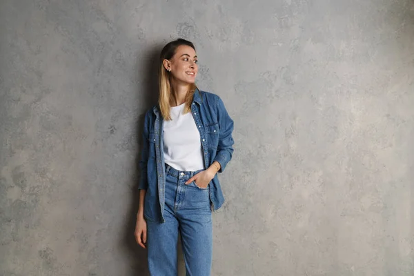 Menina Casual Feliz Olhando Para Espaço Cópia Isolado Sobre Fundo — Fotografia de Stock