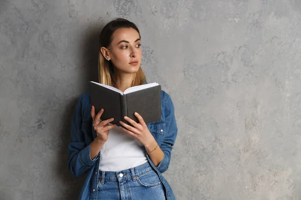 Schöne Nachdenkliche Junge Attraktive Mädchen Hält Ein Tagebuch Isoliert Über — Stockfoto