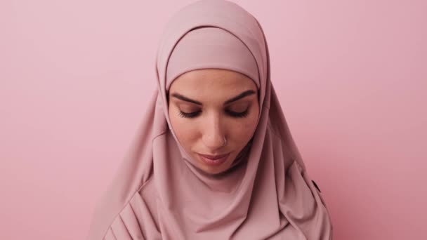 Beautiful Arabian Woman Looking Camera While Standing Isolated Pink Wall — 图库视频影像