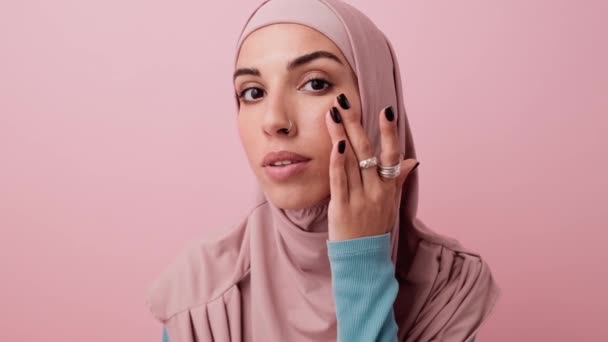Приятная Арабская Женщина Смотрит Свое Лицо Исправляет Хиджаб Стоящий Изолированно — стоковое видео