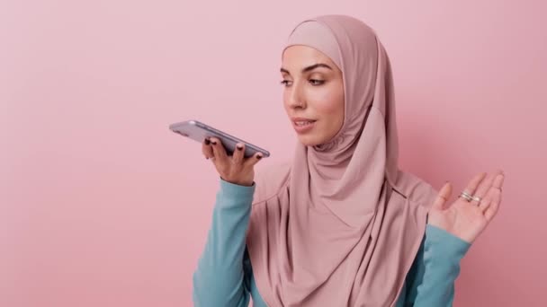 Une Belle Femme Arabe Utilise Son Smartphone Tout Enregistrant Message — Video