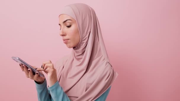 Une Vue Latérale Une Belle Femme Arabe Utilise Son Smartphone — Video