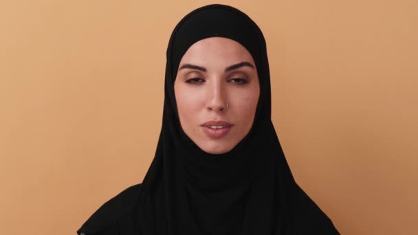 Close View Positive Arabian Woman Wearing Black Hijab Nodding While — 图库视频影像