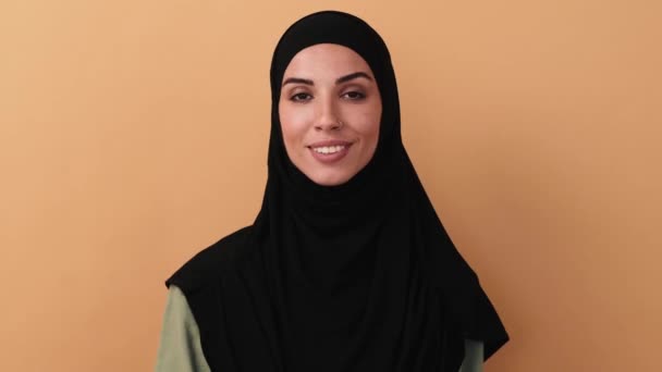 Une Arabe Souriante Portant Hijab Noir Agite Main Caméra Debout — Video