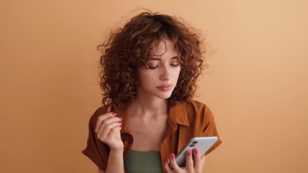 Una Donna Felice Con Capelli Ricci Sta Scattando Foto Selfie — Video Stock