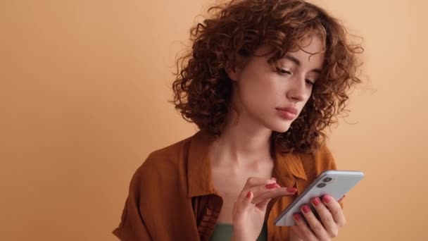 Una Mujer Positiva Con Pelo Rizado Está Utilizando Teléfono Inteligente — Vídeo de stock