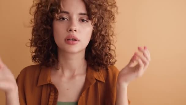 Uma Visão Perto Uma Mulher Positiva Está Balançando Cabelo Posando — Vídeo de Stock